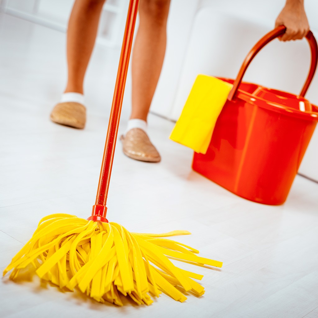 Desinfecta tu piso con Lysol desinfectante multiusos