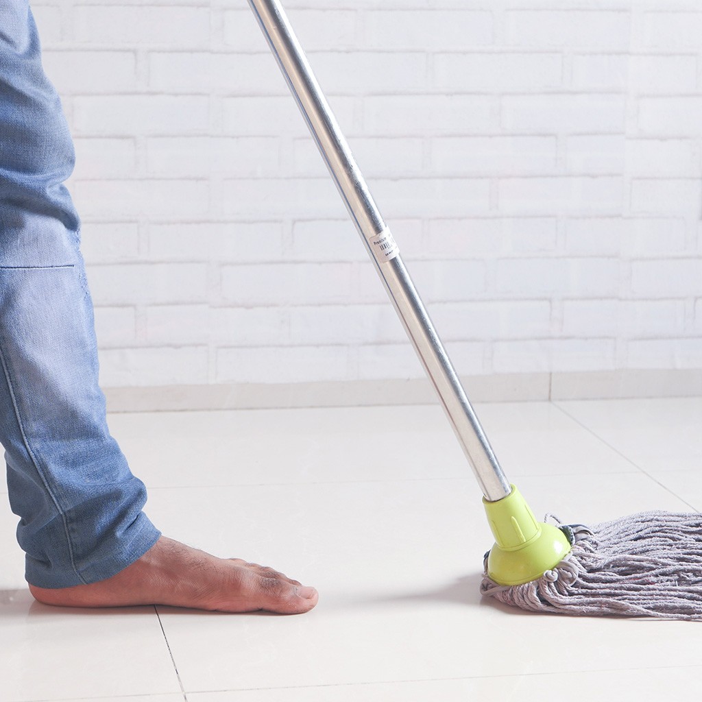 Agrega Lysol desinfectante multiusos en una cubeta y desinfecta tu piso