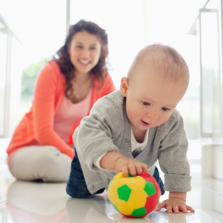 ¿Qué es el tummy-time y por qué debes desinfectar el piso?